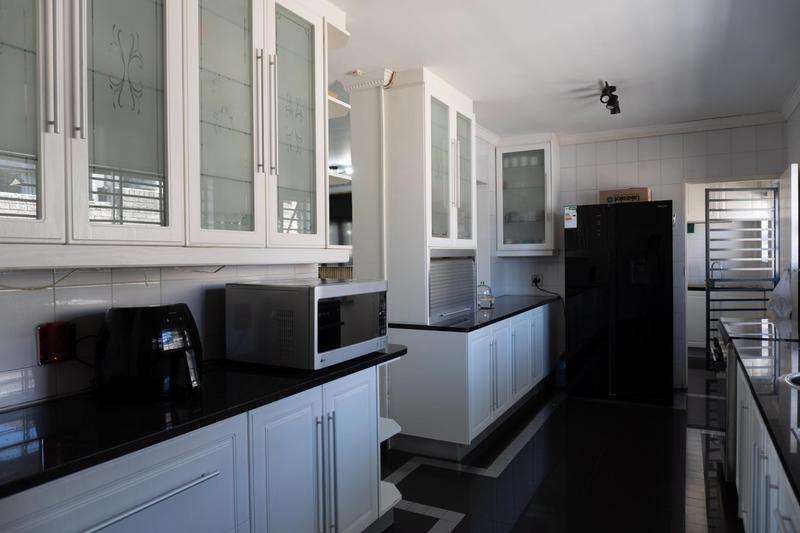 6 Bedroom Property for Sale in Plattekloof Western Cape
